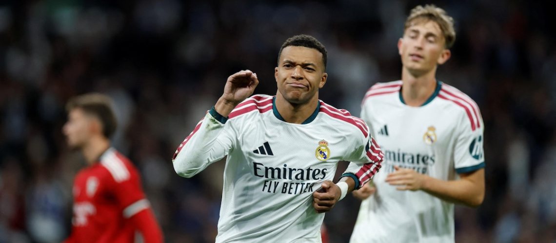Real Madrid derrota al Sevilla entre protestas de aficionados contra Tebas