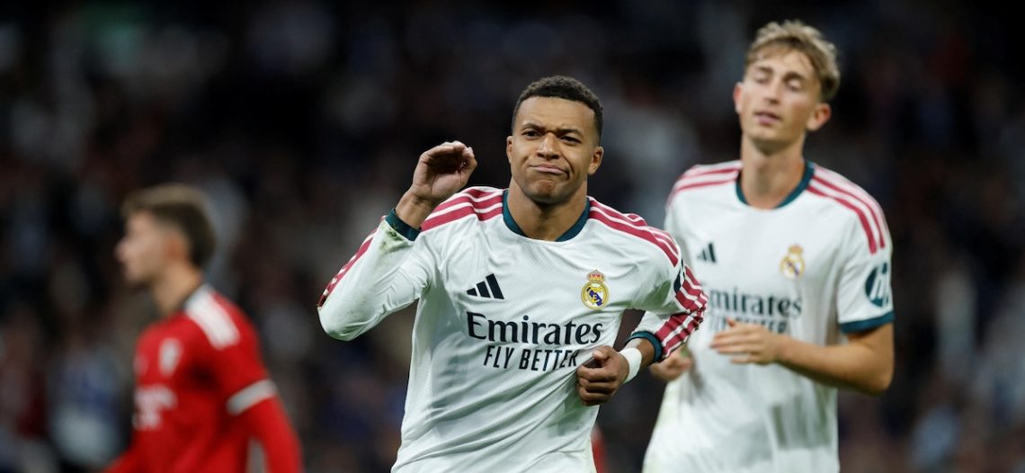 Real Madrid derrota al Sevilla entre protestas de aficionados contra Tebas