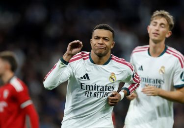 Real Madrid derrota al Sevilla entre protestas de aficionados contra Tebas