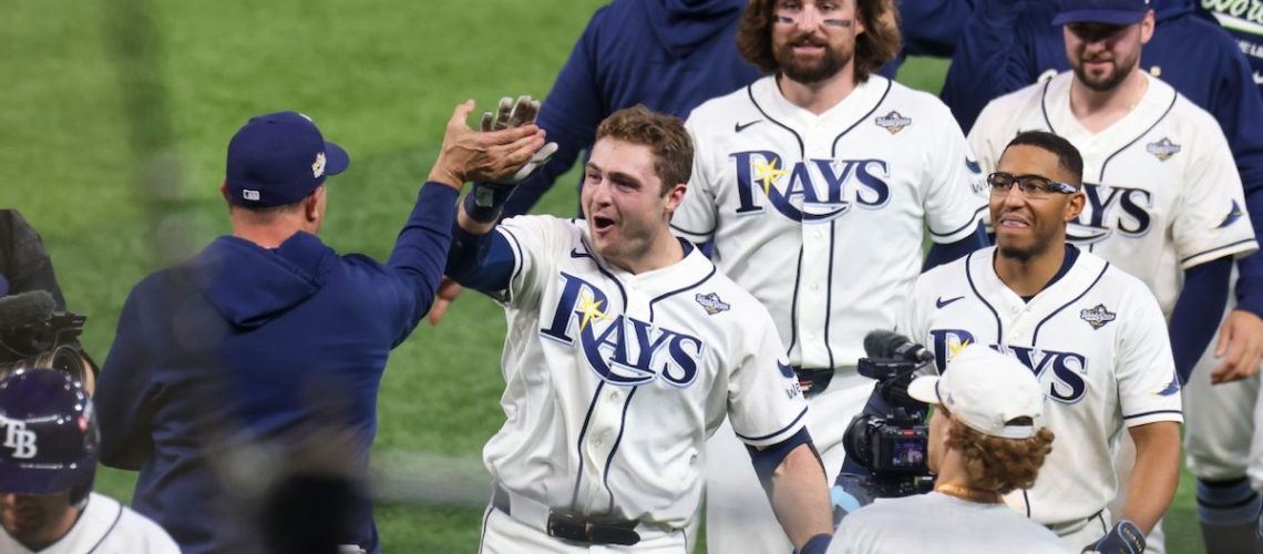 Rays vence a Brewers en doce entradas y evita barrida en Serie Mundial