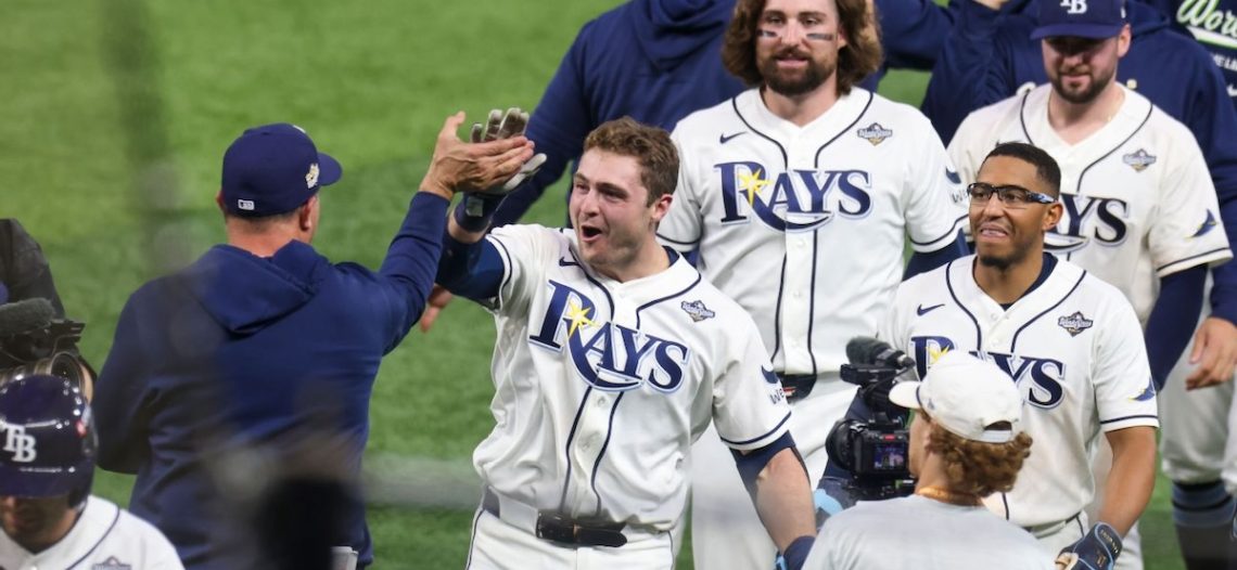 Rays vence a Brewers en doce entradas y evita barrida en Serie Mundial