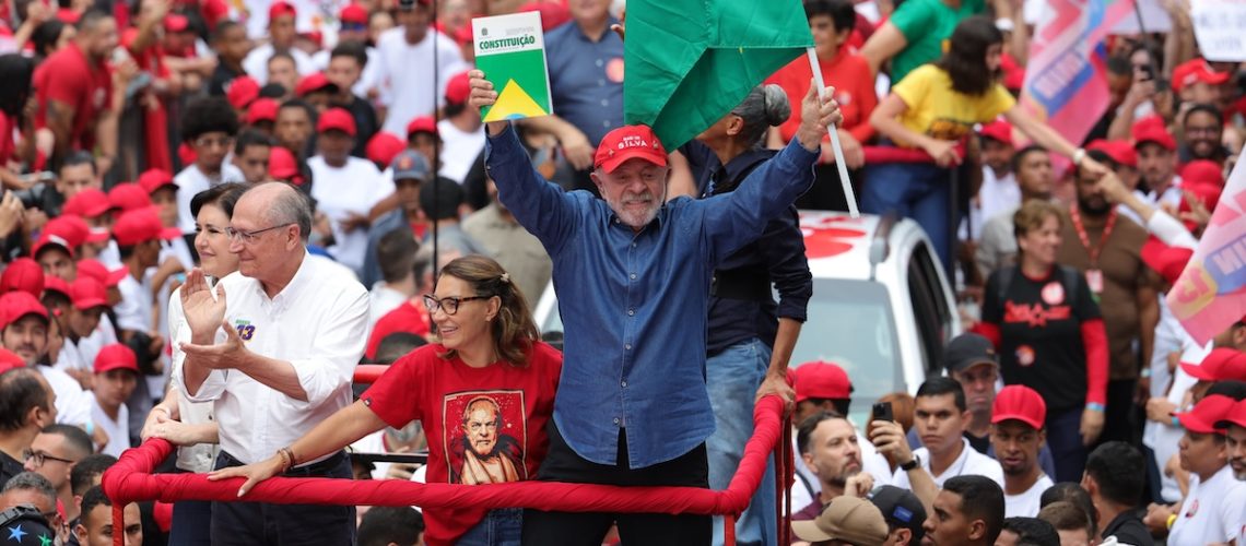 Lula celebra triunfo en Brasil y anuncia que buscará regular redes sociales